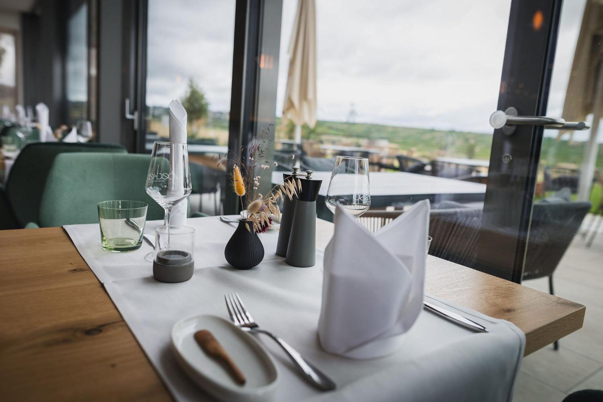 Weinzuhause Hotel-Restaurant-Vinothek Mommenheim Exteriör bild
